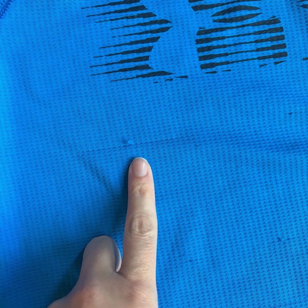 Under Armour Vibrant Blue Athletic Top Boys Youth Medium - Picture 3 of 4